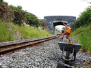 Jacking and packing a joint at Betws Garmon. (Photo: Steve Breoomfield)