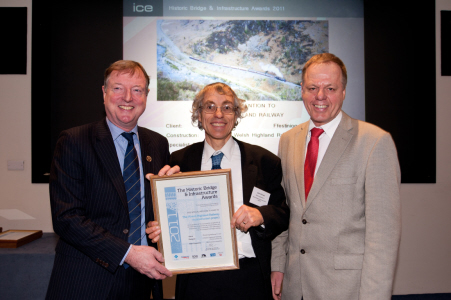 John Sreeves (centre) receives ICE award from Richard Coackley ICE President (left) and Terry Girdler Chair of the HB&I Awards panel (right)